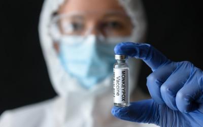 Enfermero sostiene una dosis de vacuna del Monkeypox