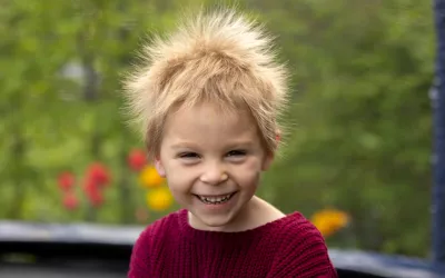 Niño con el pelo encrespado