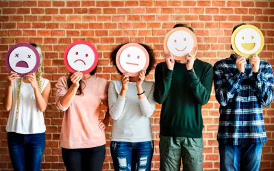 Emociones: cómo afectan a tu salud y consejos para evitarlo Grupo de personas con distintas emociones
