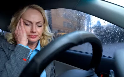 Por qué nos duele la cabeza cuando cambia el tiempo Mujer con dolor de cabeza en un día lluvioso