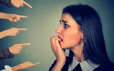 Ansiedad de evaluación: miedo a sentirnos juzgados Mujer siendo señalada por muchos dedos