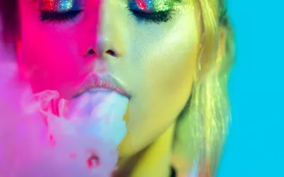 EVALI, enfermedad asociada al uso del cigarrillo electrónico Mujer vapeando