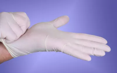 Doctor colocándose unos guantes