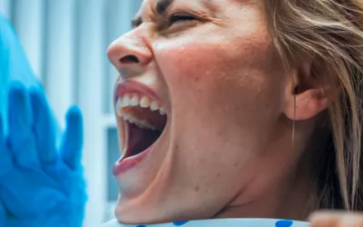 Mujer gritando de dolor durante el parto