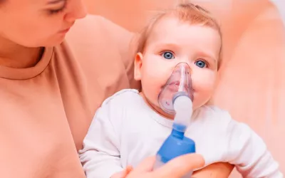 Bebé con una máscara inhaladora
