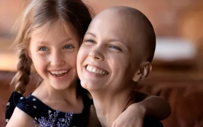 Mujer en tratamiento contra la leucemia sonríe junto a su hija