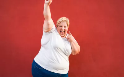 Mujer obesa con gesto de alegría