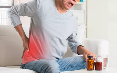 Persona tomando analgésicos para aliviar el dolor lumbar