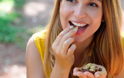 Chica joven comiendo anacardos