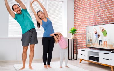 Familia haciendo ejercicio en el salón de casa