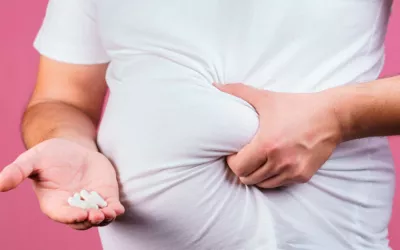 Persona obesa tomando el nuevo fármaco adelgazante
