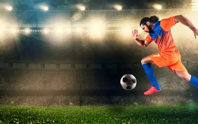 Futbolista realizando un sprint con el balón
