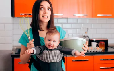 Madre cocinando galletas con su bebé