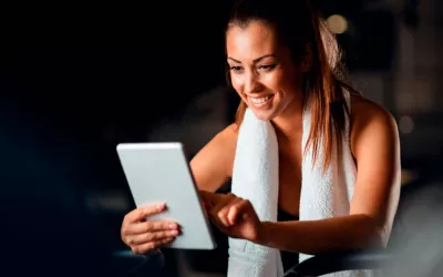 Chica joven realizando un plan de entrenamiento personalizado