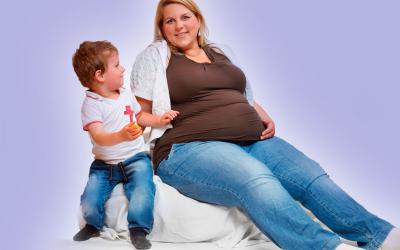 Mujer obesa embarazada junto a su hijo