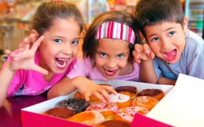 Niños comiendo dulces