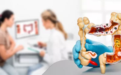 Paciente joven hablando con el médico sobre su cáncer colorrectal