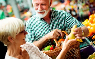 Una pareja mayor comprando fruta y verdura