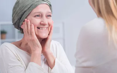 Mujer contenta ante las nuevas terapias contra el cáncer de mama