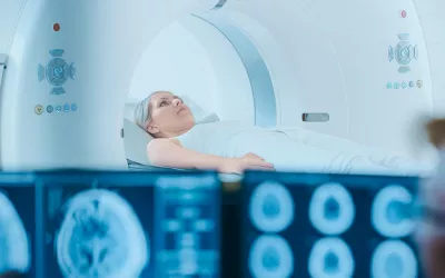Mujer joven realizándose un escáner cerebral