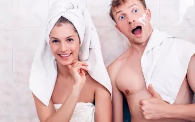 Pareja en el baño después de tener relaciones íntimas