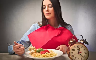 Dieta OMAD, ¿es saludable comer una sola vez al día? Mujer preparada para su comida diaria