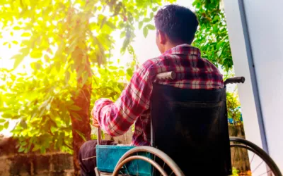 Enfermo de esclerosis múltiple en una silla de ruedas