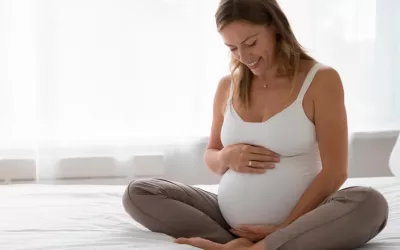 Mujer embarazada tocándose el vientre