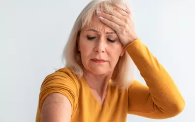 Mujer vacunada recientemente con dolor de cabeza