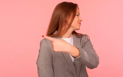 Culpar a los demás: cómo cambiar y asumir tu responsabilidad Mujer señalando a los demás