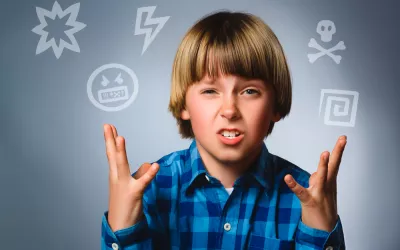 Niño diciendo palabrotas