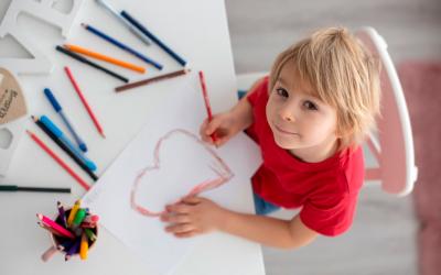 Niño dibujando un corazón
