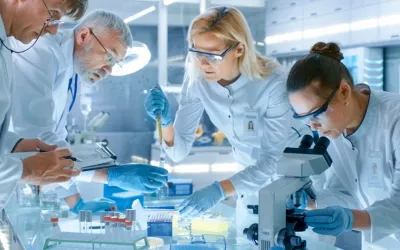 Grupo de investigadores desarrollando un fármaco con teconología CRISPR