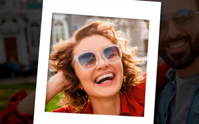 Pocketing, cómo detectar que tu pareja ‘te oculta’ Mujer recortando una foto para ocultar a su pareja y compartirla en redes sociales