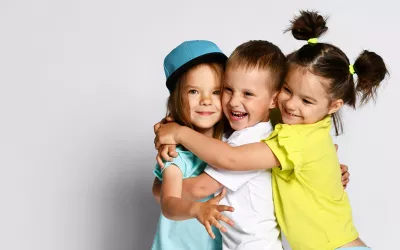 Cómo ayudar a tus hijos a hacer amigos Grupo de amigos abrazados