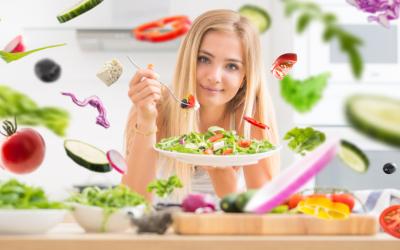 Chica joven comiendo una ensalada vegana saludable