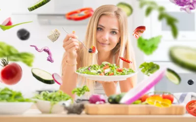 Chica joven comiendo una ensalada vegana saludable