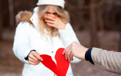 Miedo a que tu pareja te deje: cómo identificarlo y gestionarlo Persona comunicando a su pareja que quiere dejar la relación