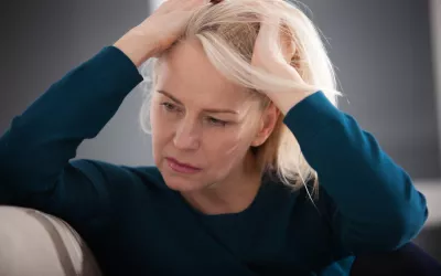 Mujer triste pensando en que envejece sin poder evitarlo