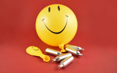 Gas de la risa, riesgos del hippy crack para la salud Globo hichado con óxido nitroso