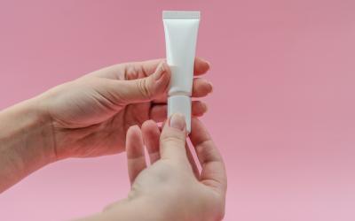 Mujer sujentando un tubo de lubricante vaginal