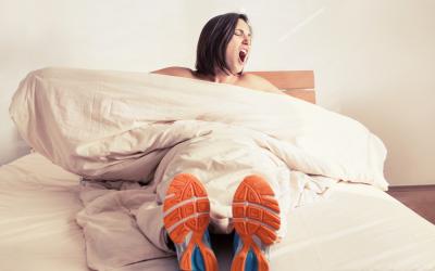 Mujer joven despertando con las zapatillas de running puestas