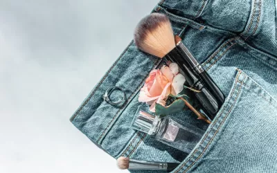 El kit de belleza de viaje definitivo para un fin de semana perfecto Un pantalón vaquero con los utensilios básicos de belleza para un viaje