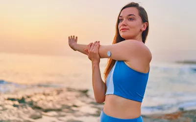 Mujer saludable usando un sensor de diabetes
