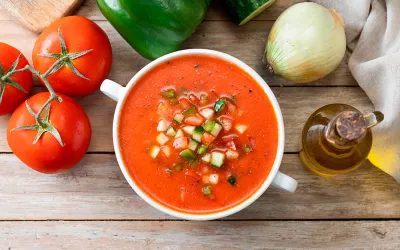 Gazpacho con todos sus ingredientes