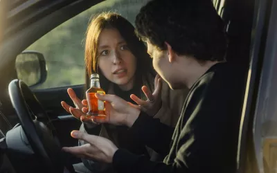 Mujer recriminando a su pareja que beba mientras conduce