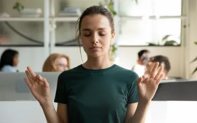 Test ¿Eres una persona paciente? Una chica joven en actitud positiva siendo paciente
