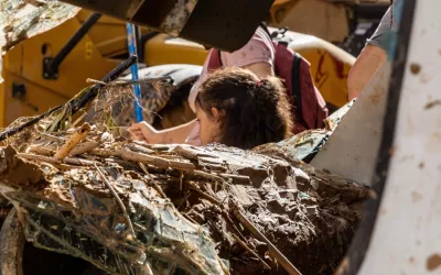 Impacto psicológico de la DANA de Valencia: cómo abordarlo Niña entre los escombros y los restos de materiales dejados tras el paso de la DANA por Valencia