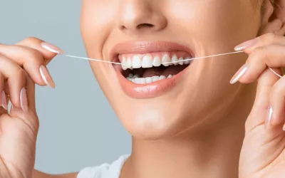 Chica usando un hilo dental después de comer