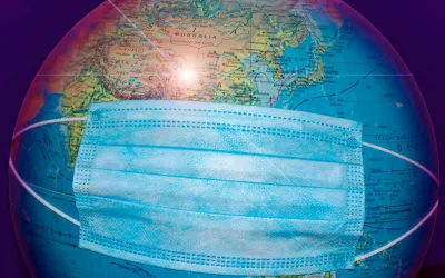 Globo terráqueo con una mascarilla en la zona de China